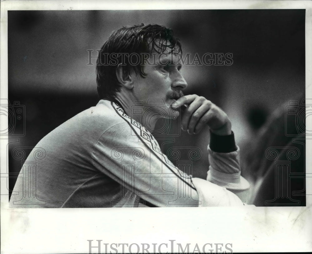 1983 Press Photo Force goalie Krys Sobeski takes a break from practice - Historic Images