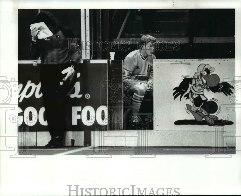 1986 Press Photo Chris Vaccaro and Kai Haaskivi rest during timeout. - cvb61675 - Historic Images