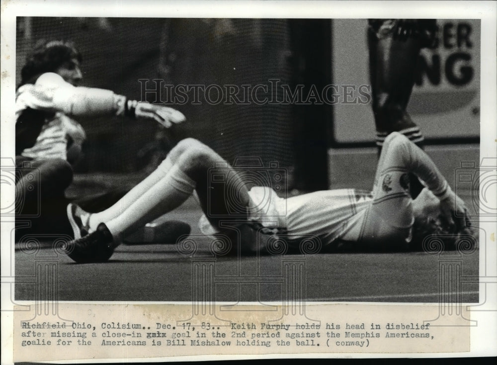 1983 Press Photo Richfield Ohio Coliseum- Keith Furphy holds his head. - Historic Images