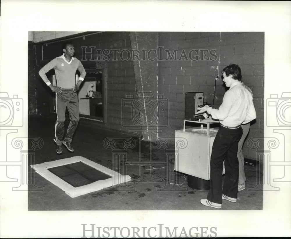 1984 Press Photo Michael Kahan jumping Drs Glen Kirkendall &amp; Glenn street - Historic Images