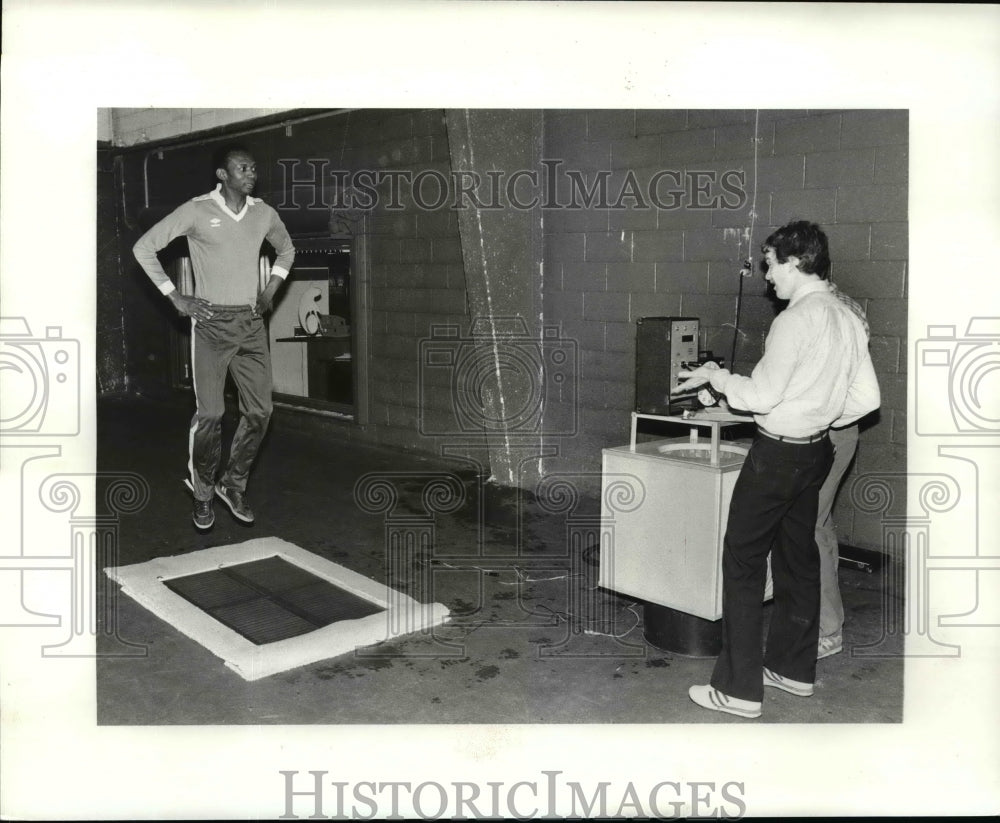 1984 Press Photo Michael Kahan jumping Drs Glen Kirkendall & Glenn street - Historic Images