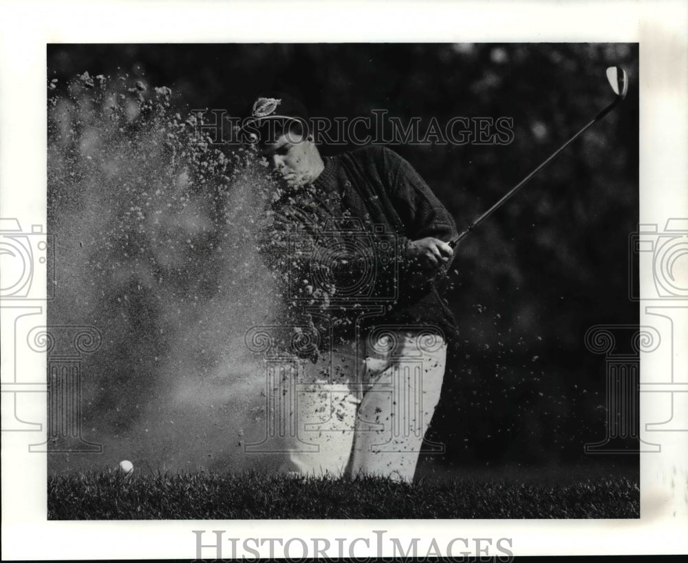 1991 Press Photo Scott Shestag Hits Shot From Sand Trap on 8th Hole - cvb61732 - Historic Images