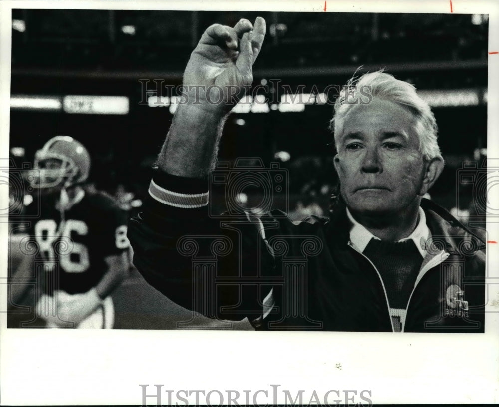 1990 Press Photo Bud Carson waves to the Bills coach after the 42-0 loss. - Historic Images