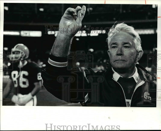 1990 Press Photo Bud Carson waves to the Bills coach after the 42-0 loss. - Historic Images