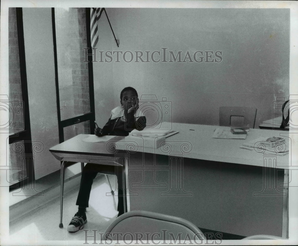 1975 Press Photo: George Robinson - Schools - Classroom - cvb61860 - Historic Images