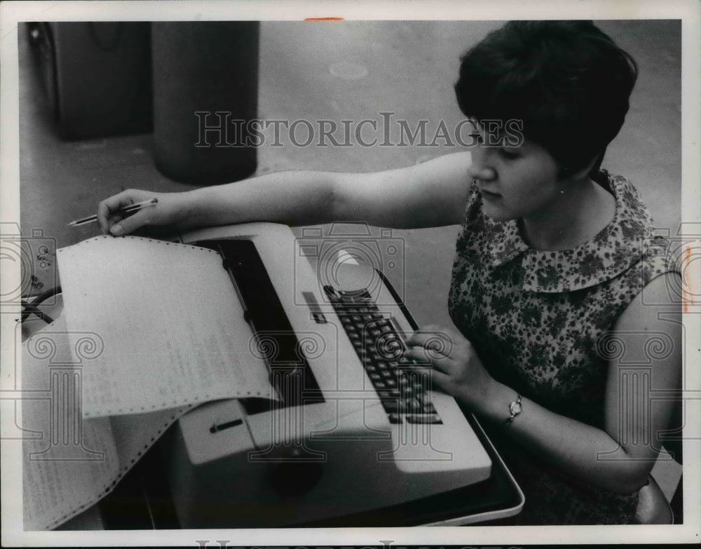 1968 Press Photo Eileen Billie-Plain dealer reporter - cvb61982 - Historic Images