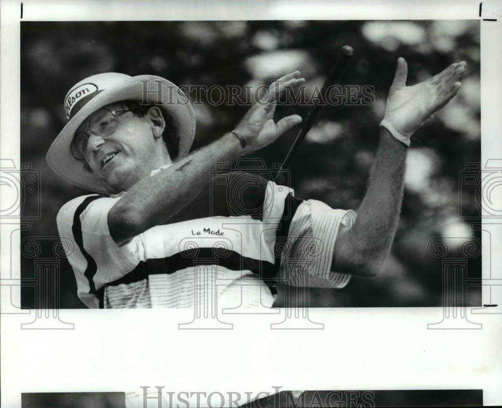 1989 Press Photo Terry Dill throws driver on 16th tee after hitting bad shot. - Historic Images