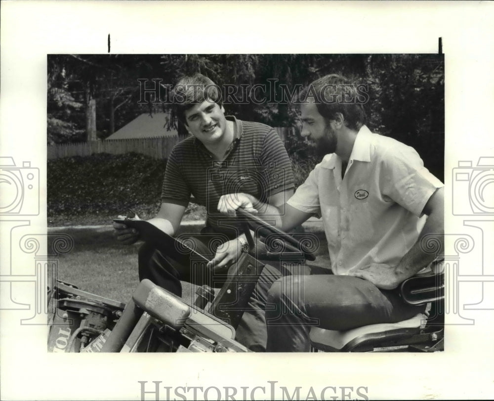 1984 Press Photo Left to right Tom Martinek and Dave Evans at Shaker Heights CC- Historic Images