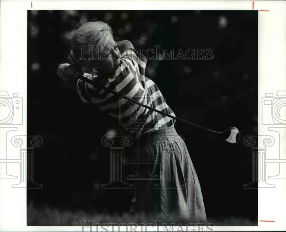 1990 Press Photo Sharon Minnich drives the ball off at Hawthorne Valley Club - Historic Images
