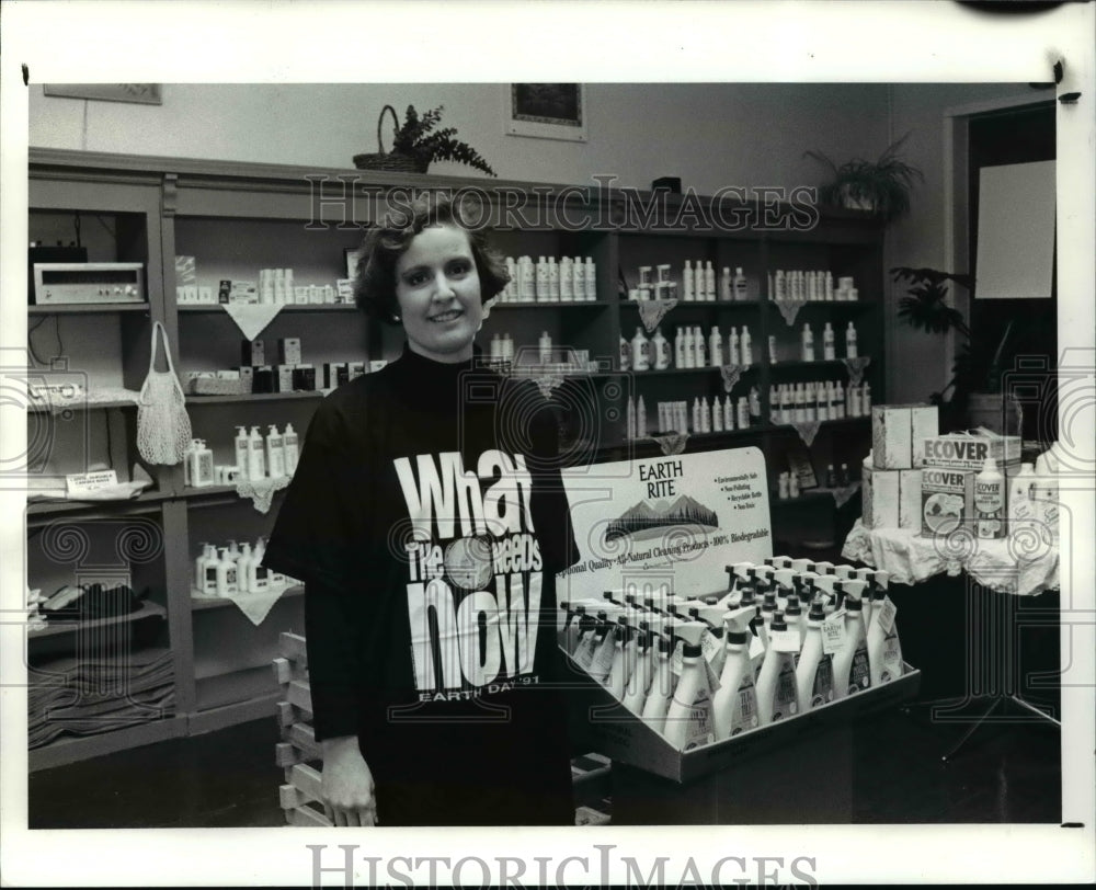 1991 Press Photo Beth Yurich owner of the Plan It Safe Store among her products - Historic Images
