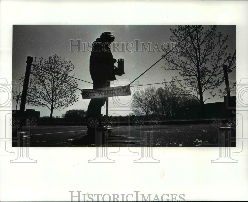 1987 Press Photo Cammie Sacha of Kent State holds candle during vigil. - Historic Images