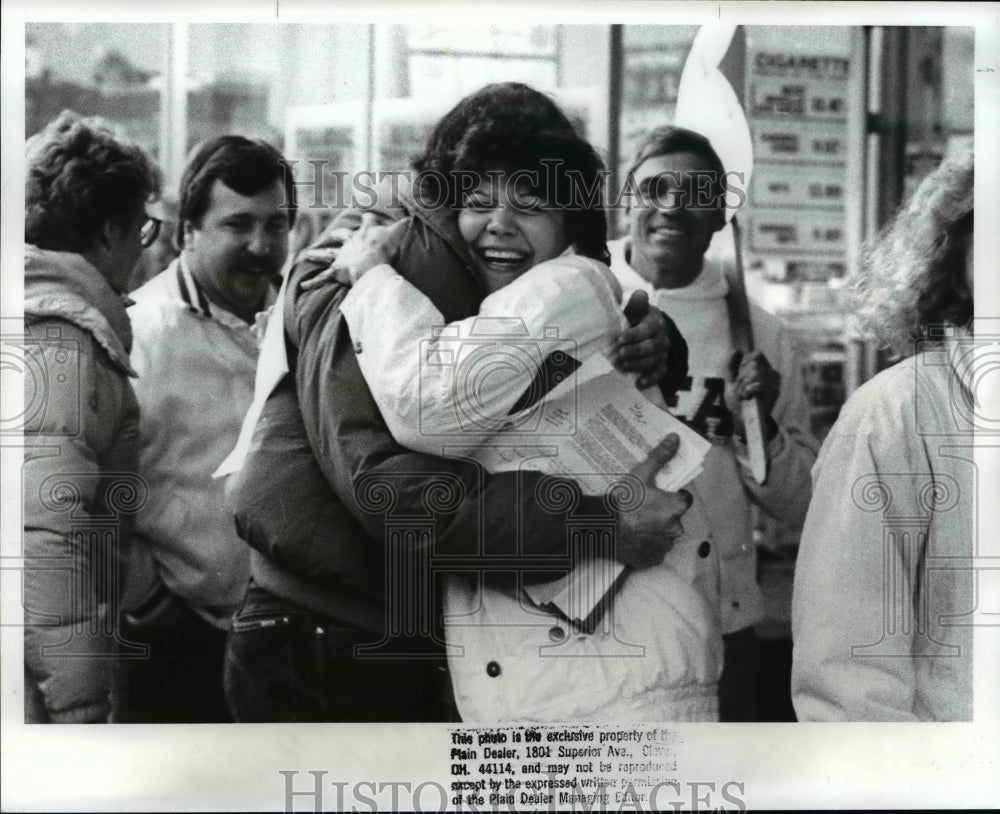 1989, End of Akron teachers strike, David DiLullo and Patricia Jawyn. - Historic Images