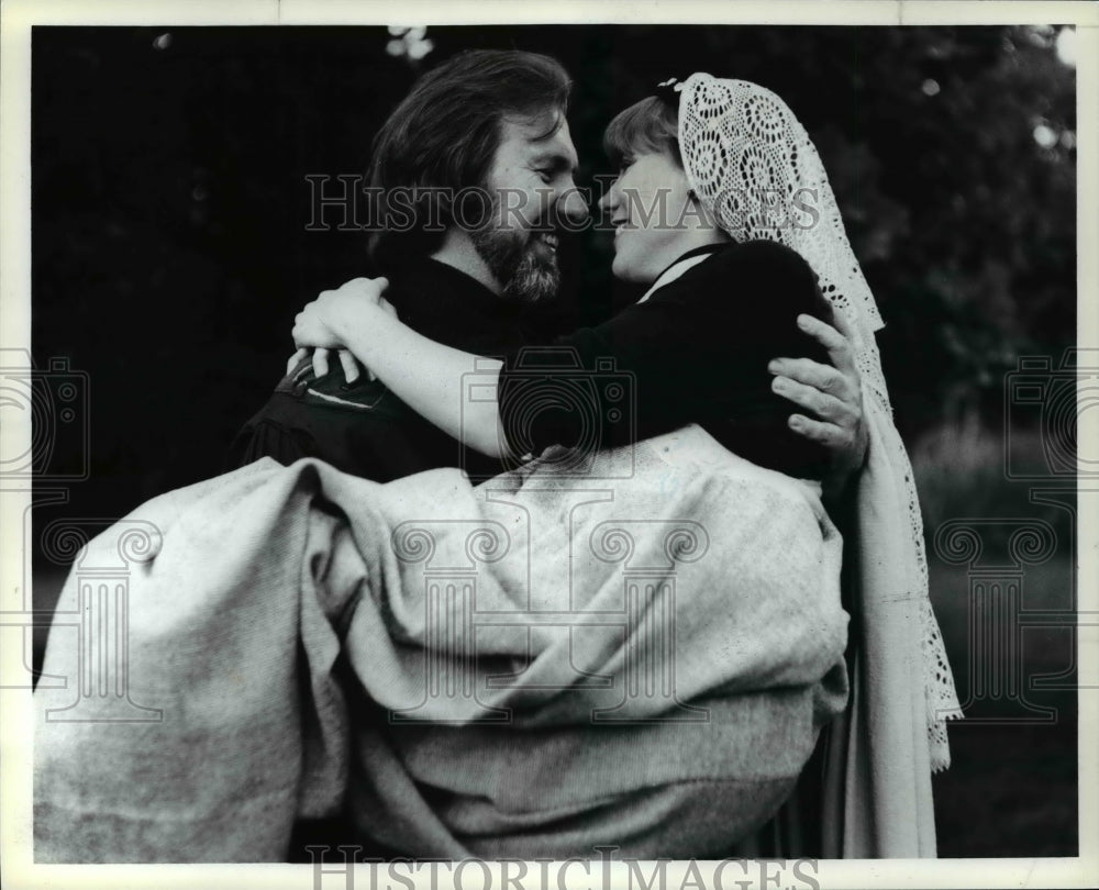 1990 Press Photo Joe Kerata &amp; Lynne Armington in The Lion in Winter Scene - Historic Images