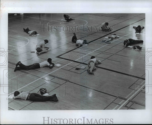 1976 Press Photo Students Taking Exam in Willis Gym at Kent State University - Historic Images