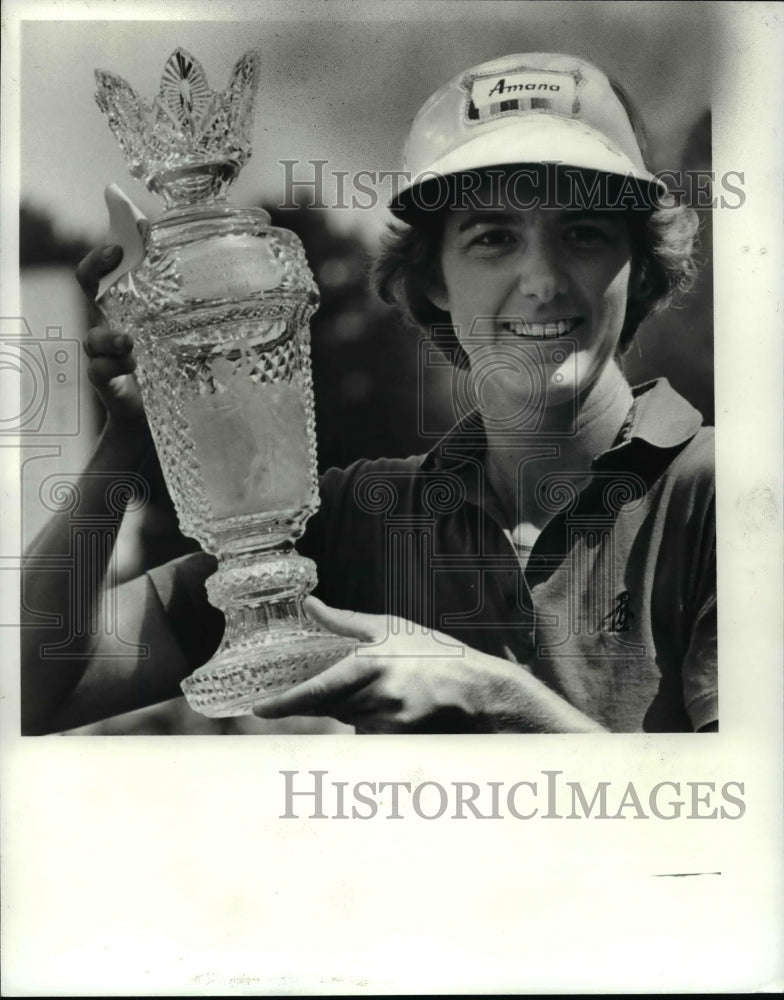 1981 Press Photo Beth Daniel with her World Championship of Women&#39;s golf trophy - Historic Images