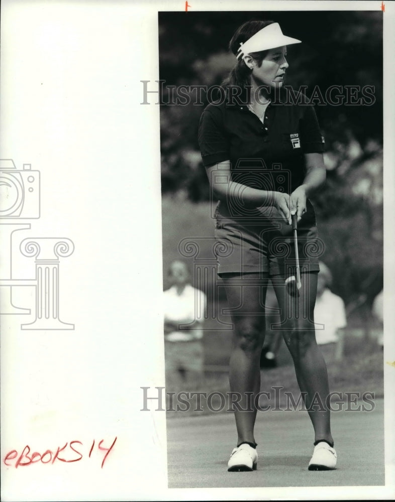 1981 Press Photo Nancy Lopez Melton watches as her birdie putt misses on 18 - Historic Images