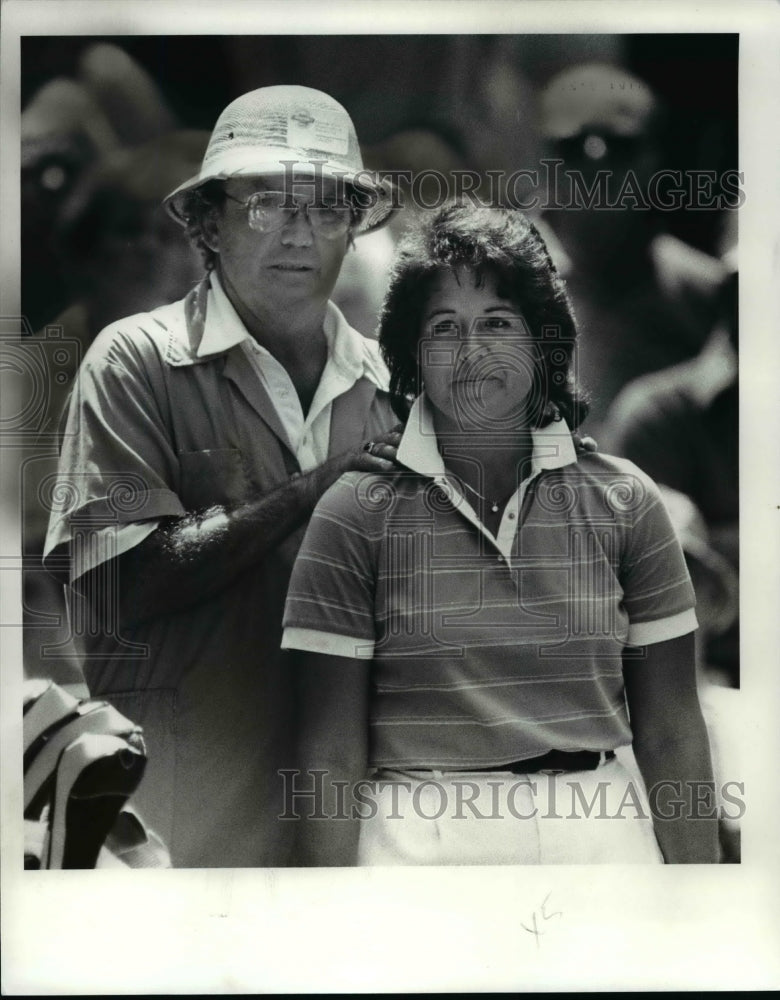 1984 Press Photo Nancy Lopez and her caddie Dee Darden one behind the leaders - Historic Images