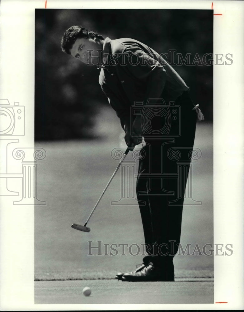 1990 Press Photo Billy Ray Brown, runner up in the US Open putts on the 18th - Historic Images