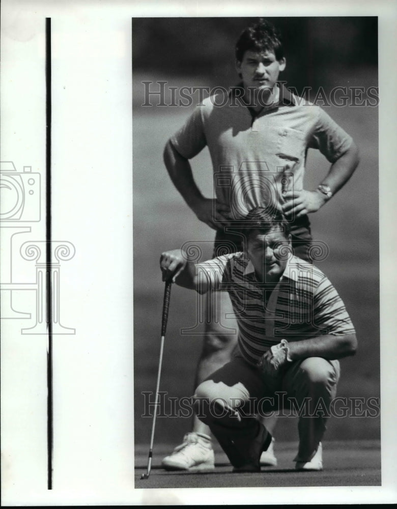 1985 Press Photo Glenn Apple line up a poutt as his son and caddy watches. - Historic Images