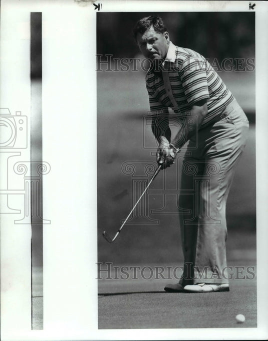 1985 Press Photo Glenn Apple watches putt on 15th - cvb62607 - Historic Images