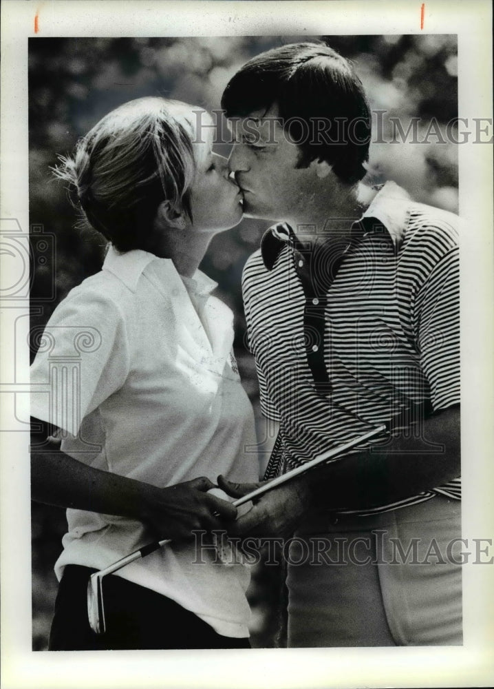 1979 Press Photo Brian Gaddy give his Caddy A Kiss (His Wife) after a round - Historic Images