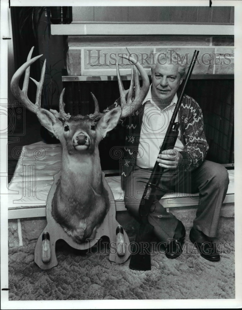 1990 Press Photo Eddie Dooner and Trophy Buck - cvb62631 - Historic Images