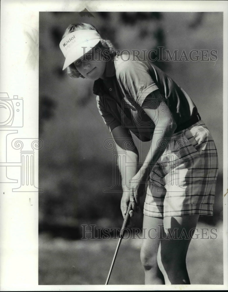 1984 Press Photo Betsey King watches putt that does not fall on the 8th hole - Historic Images