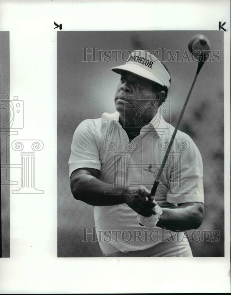 1985 Press Photo Lee Elder watches his ball on the 18 tee. - cvb62743 - Historic Images