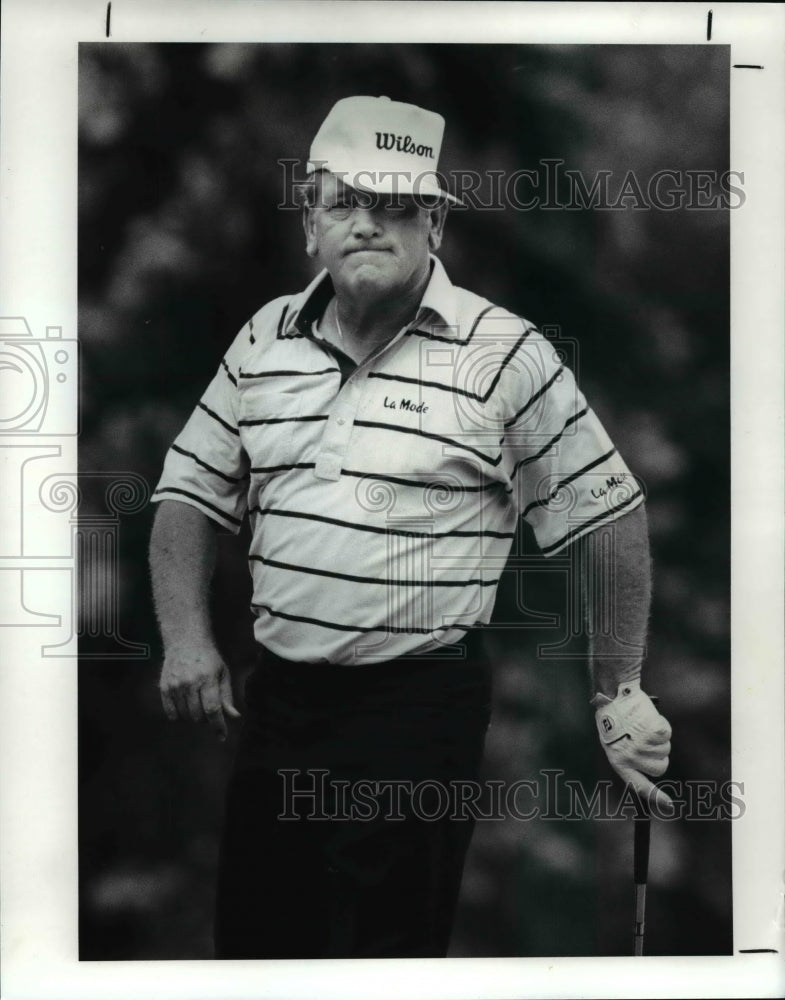 1989 Press Photo Co-leader Dick Rhyan, turns his hat to the side and makes face. - Historic Images