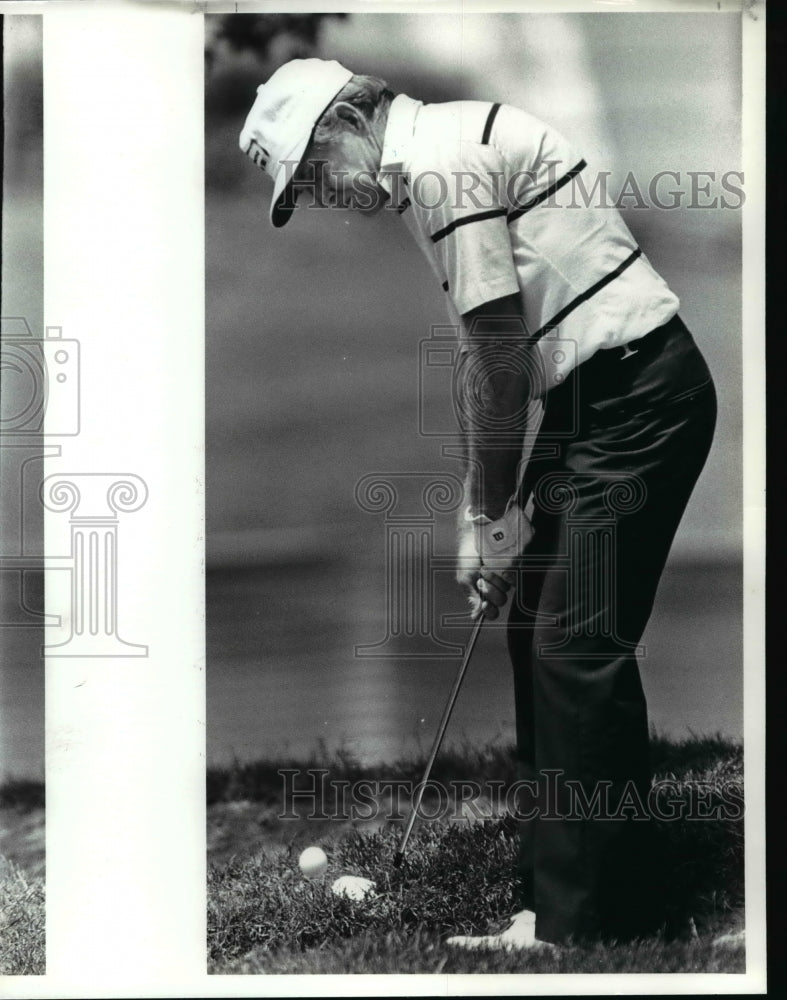 1985 Press Photo Gene Littler Chips to the 1st Green - cvb62779 - Historic Images