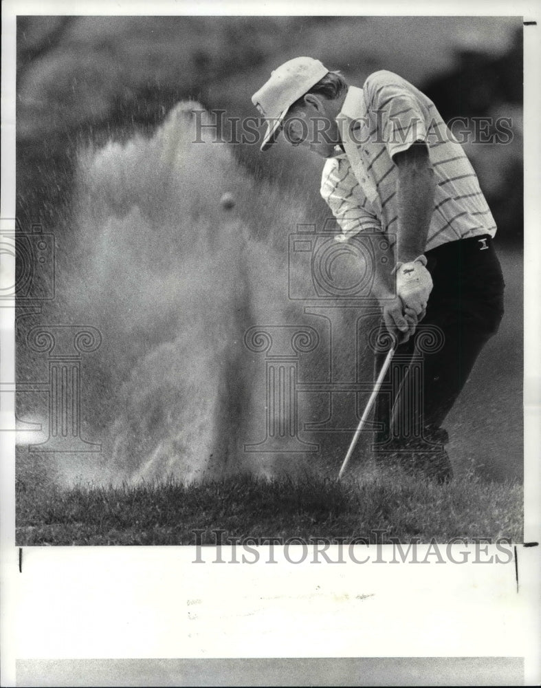 1983 Press Photo Gene Littler hitting his bunker shot on the 17th - cvb62780-Historic Images