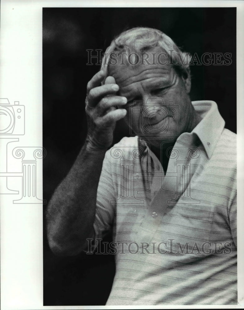 1985 Press Photo Arnold Palmer wonders about his putting after fail birdie - Historic Images