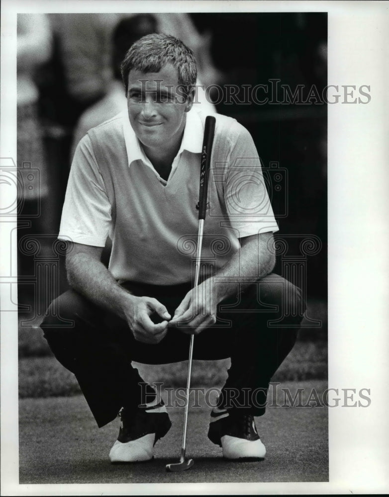 1987 Press Photo Curtis Strange waits to putt on the 11 hole - cvb62824- Historic Images