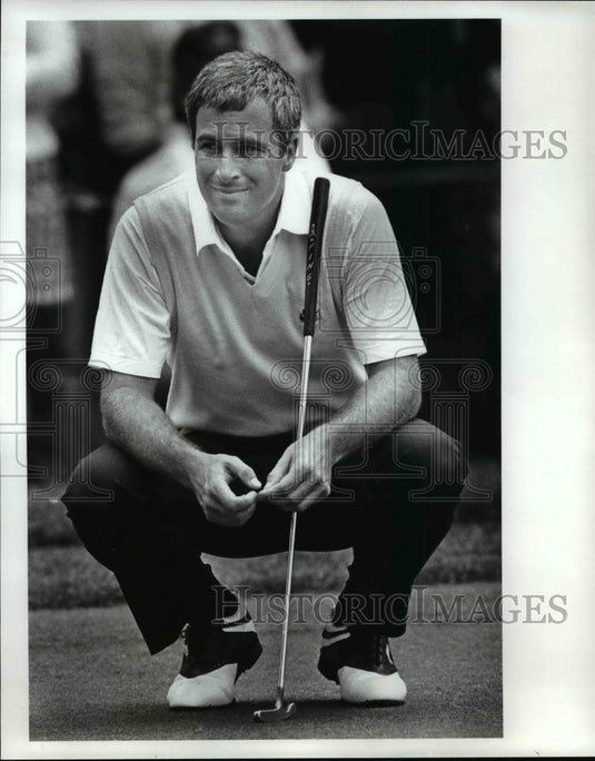 1987 Press Photo Curtis Strange waits to putt on the 11 hole - cvb62824- Historic Images