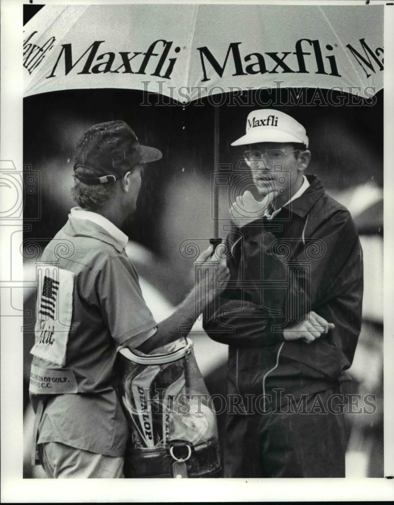 1988 Press Photo Mike Reid was at the 10th hole when its rain during tournament - Historic Images