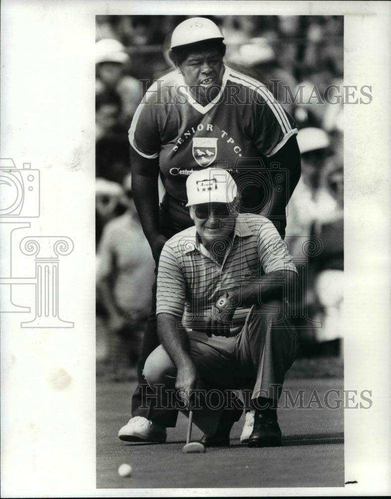 1983 Press Photo Miller Barberat ease smiles as he line up his winning putt - Historic Images
