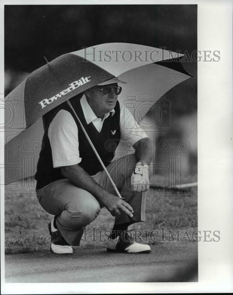 1985 Press Photo Miller Barber waits for his turn to putt as rain fell at the 9t - Historic Images