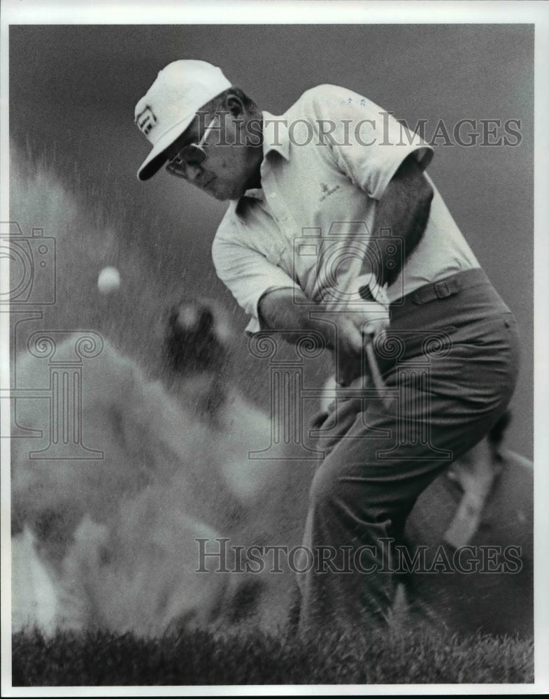 1985 Press Photo Miller Barber hits his 2nd shot from the trap on the 17th hole - Historic Images