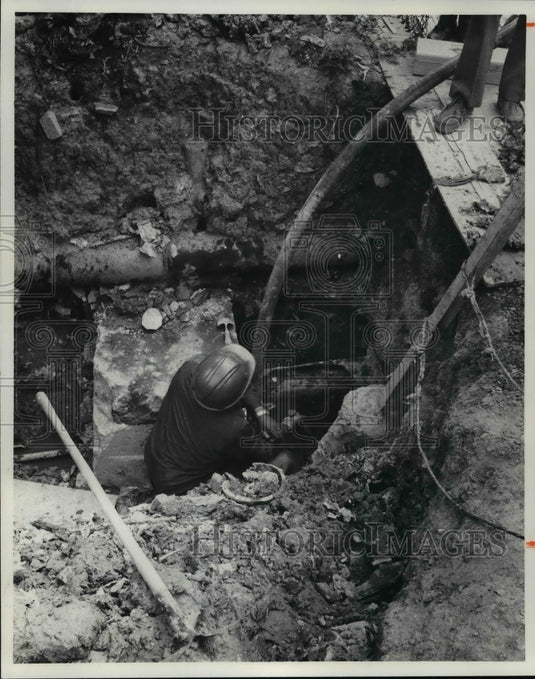 1976 Press Photo CMHA Woodhill Homes complain of hole that injured young boy - Historic Images