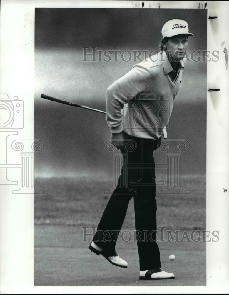 1989 Press Photo Chris Perry lines up his putt on the 16th hole - cvb62867 - Historic Images