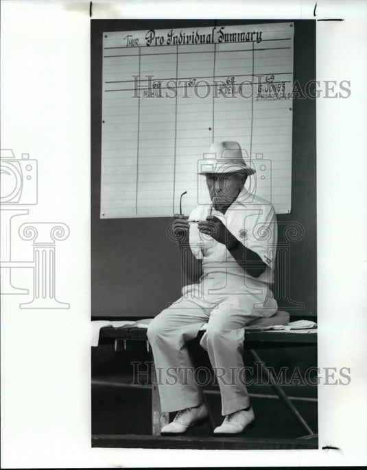 1989 Press Photo Charlie Kimmel, takes care of the scoreboard at Cantebury - Historic Images