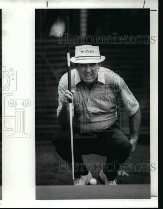 1989 Press Photo Harold Henning lines up putt on the 18th hole - cvb62874 - Historic Images