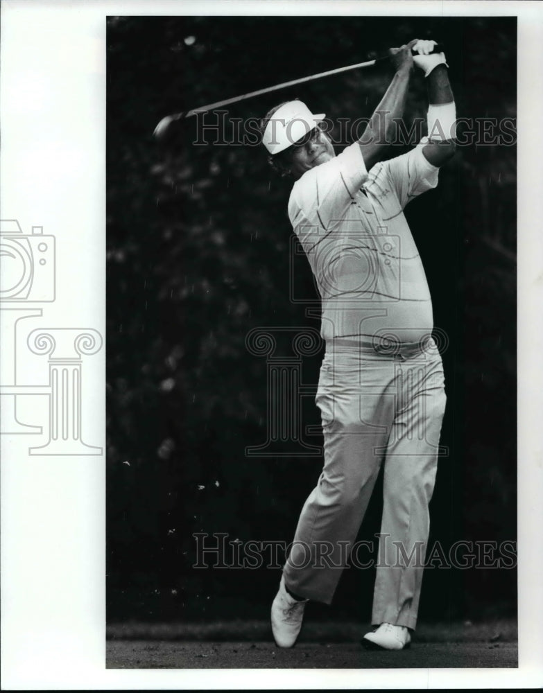 1989 Press Photo Homero Blancas tees off the 15th in the only rain of the day. - Historic Images