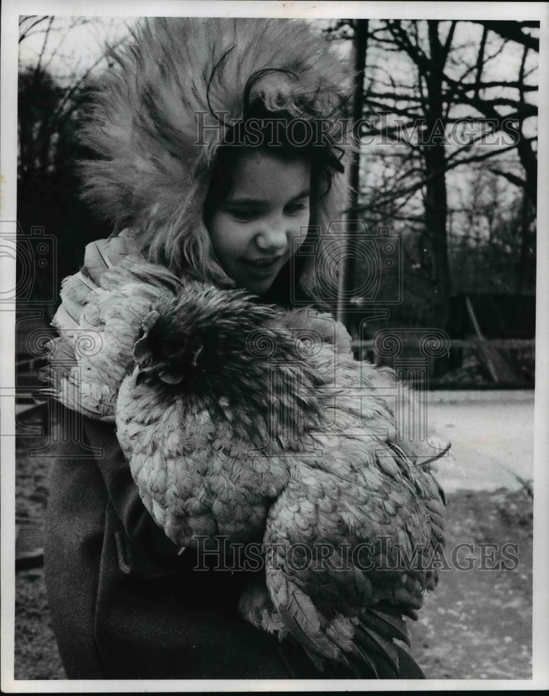 1972 Press Photo 8-year-old Patrice Toth at Brookside Zoo, Children&#39;s Zoo - Historic Images