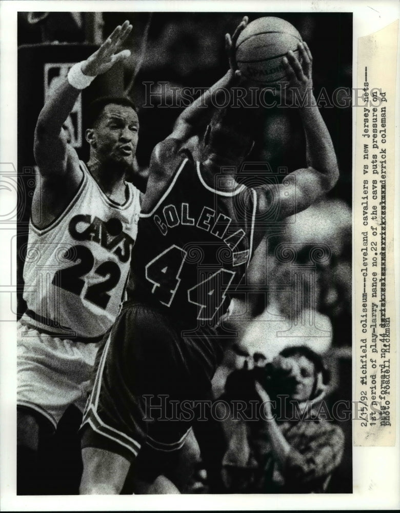 1992 Press Photo Cavs&#39; Larry Nance puts pressure on Nets&#39; Derrick Coleman - Historic Images