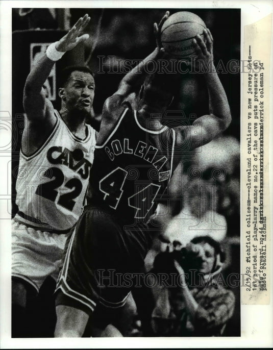 1992 Press Photo Cavs' Larry Nance puts pressure on Nets' Derrick Coleman - Historic Images