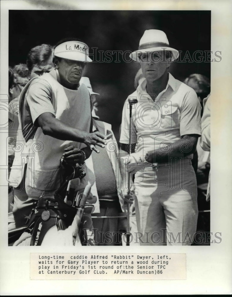 Press Photo Caddie Alfred Dwyer and Gary Player - cvb62944- Historic Images