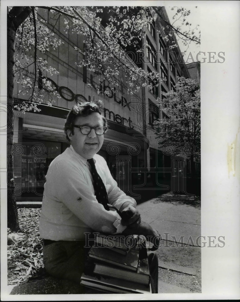 1983 Press Photo Westly C. Williamir, Publix Bookmart - cvb63024 - Historic Images