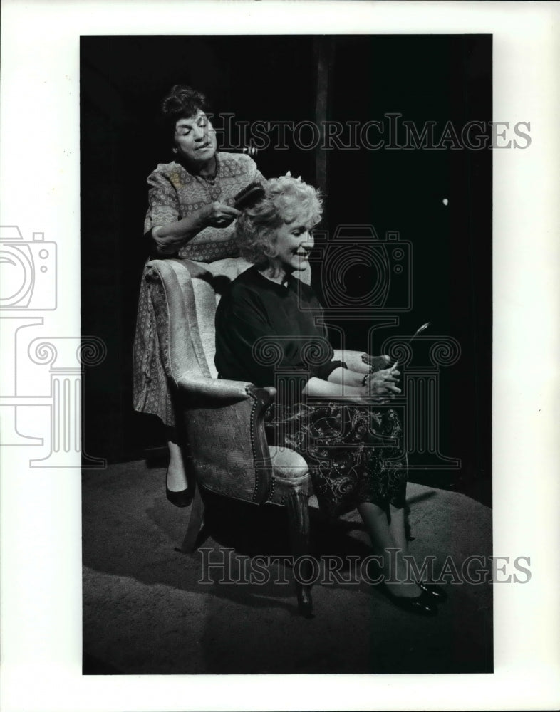 1991 Press Photo The Night Inside cast, Maggie Brew, standing and Marcia Mandell - Historic Images