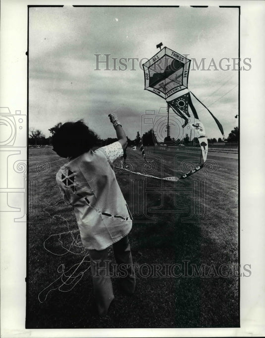 1985, Nancy Caduff flies kite at Orange Jubille Fly-in Orange High - Historic Images